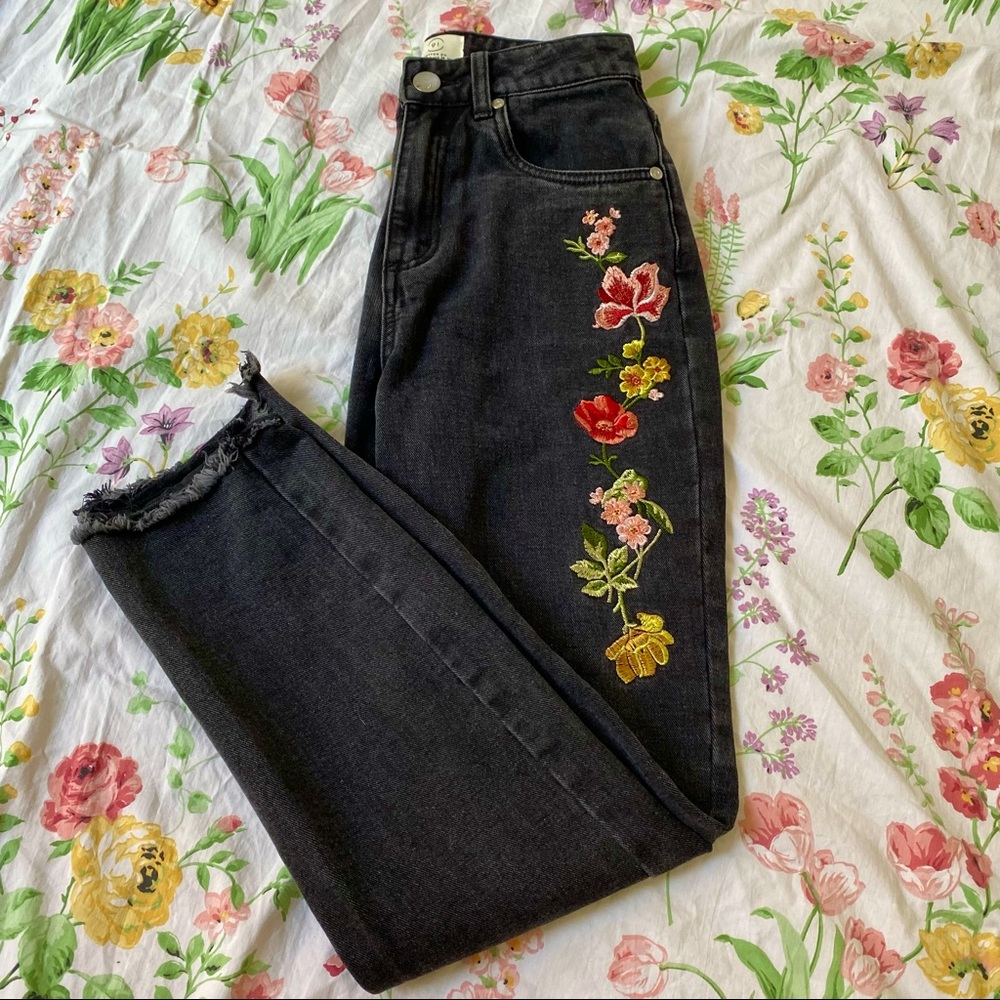 High Rise 90s Embroidered Jeans 🌿🌹